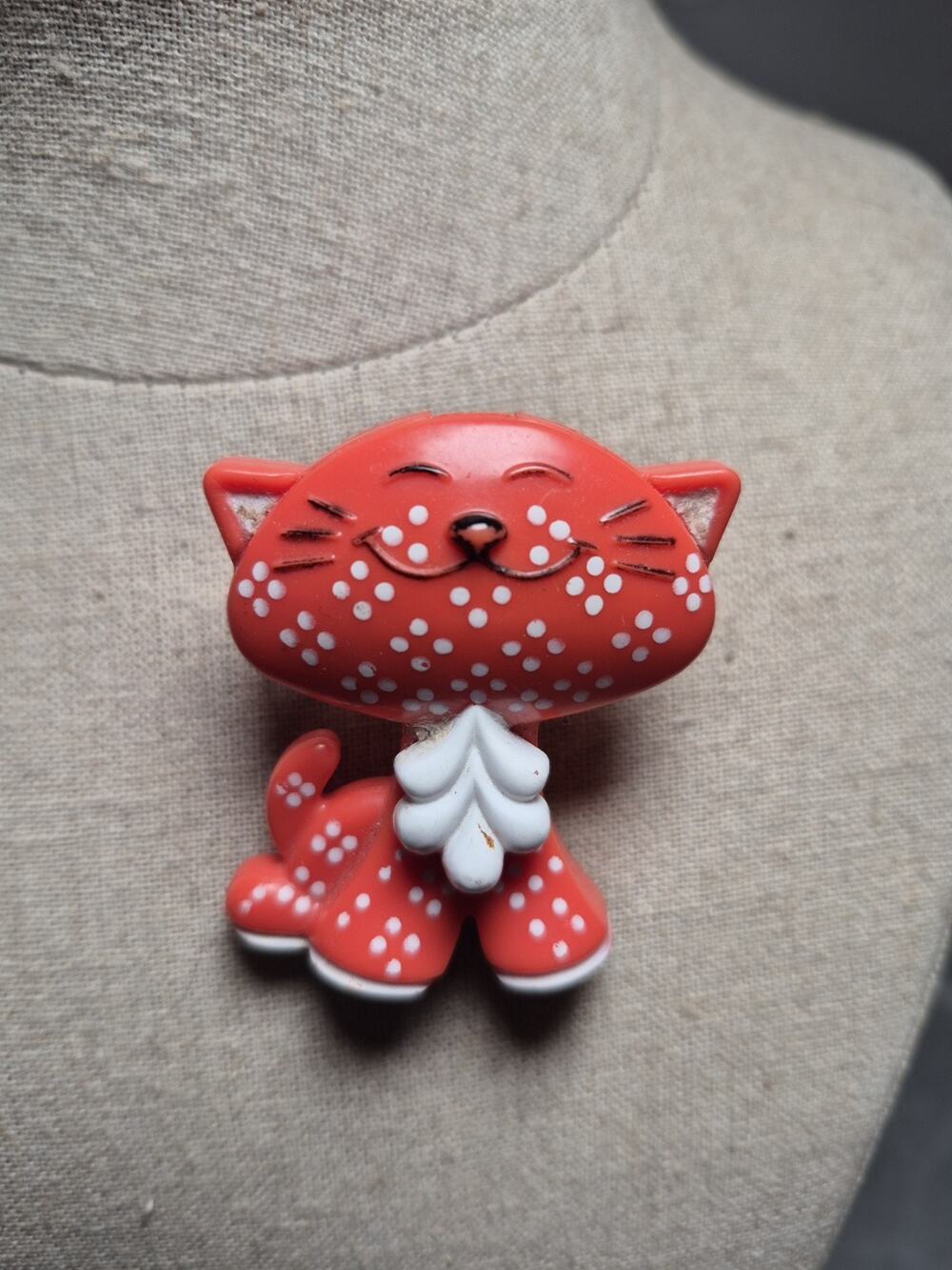 💥 Avon FRAGRANCE GLACE Pin Vintage CALICO CAT RED Kitty 1973 PIN A4